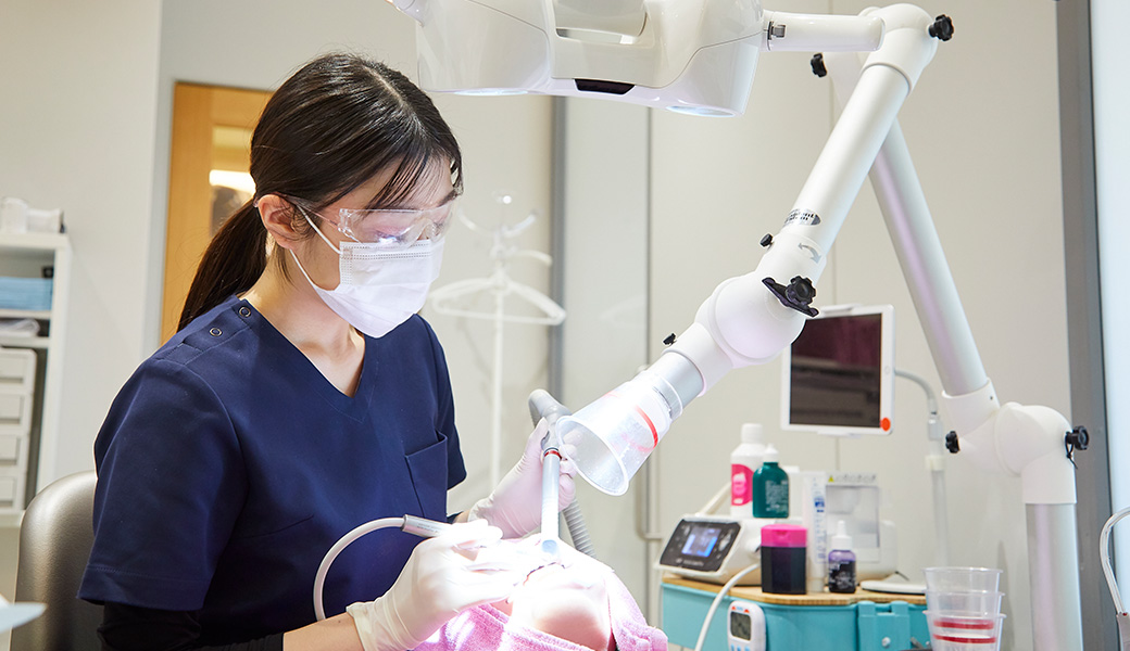 高い技術を誇る歯科衛生士が行う拡大鏡を使用した徹底的なクリーニング